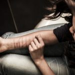 Что такое селфхарм: определение понятия, значение слова и что это такое