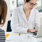 Хто такий Проктолог: Опис професії, зарплата, де вчитись