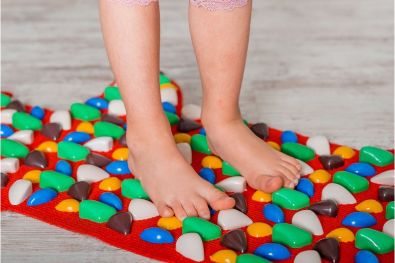 Навіщо потрібен ортопедичний килимок для дітей: головні переваги