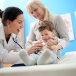 Чому важливо регулярно відвідувати педіатра у перші роки життя дитини?