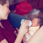 Переход с грудного вскармливания на смесь: что важно учитывать