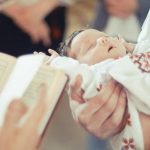 Хрещені батьки: місія, обов’язки та як правильно підготуватися до обряду