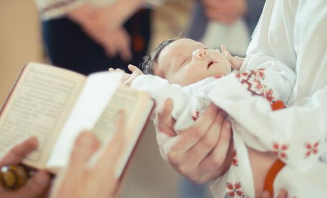 Хрещені батьки: місія, обов’язки та як правильно підготуватися до обряду