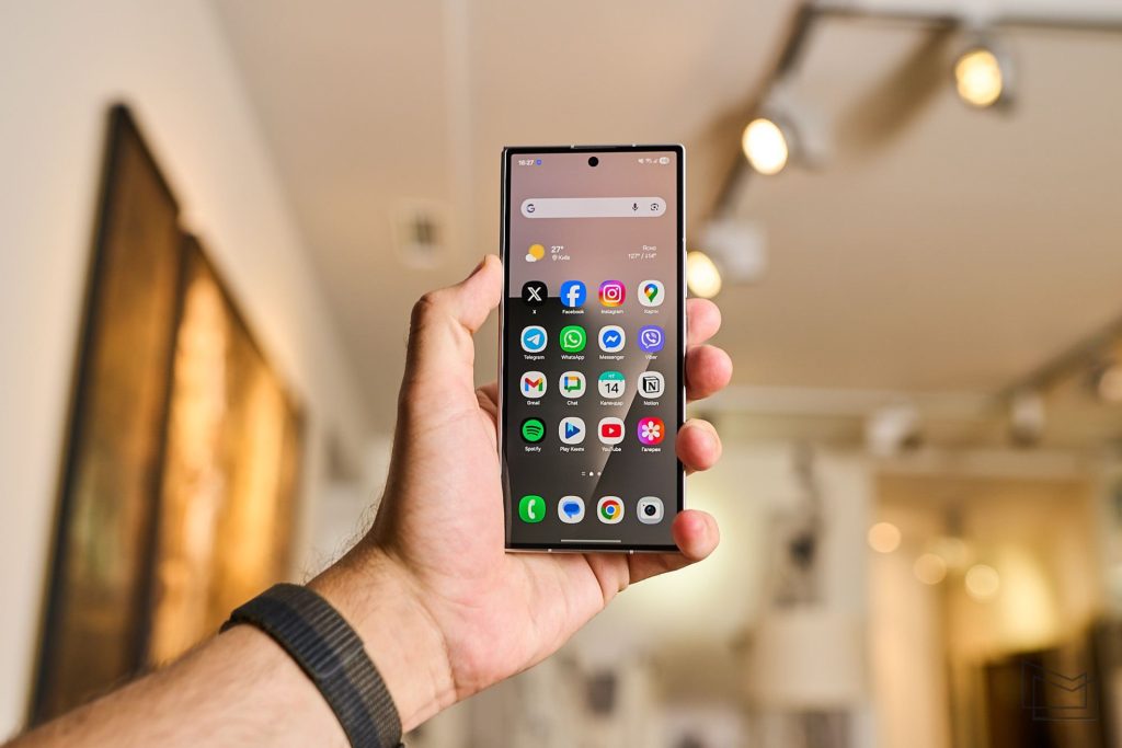 Чим краще фіксувати дисплей смартфона: клей, двосторонній скотч чи заводська рамка?