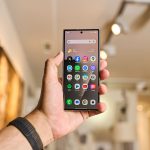 Чим краще фіксувати дисплей смартфона: клей, двосторонній скотч чи заводська рамка?