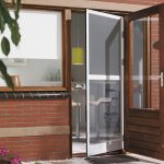 Чому москітні сітки на двері стають все більш популярними?