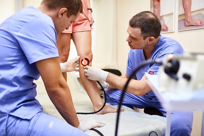 Как проходит консультация у флеболога и что даёт точная диагностика вен