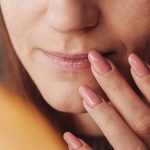 Почему губы сохнут зимой: признаки обезвоживания и первые шаги к восстановлению