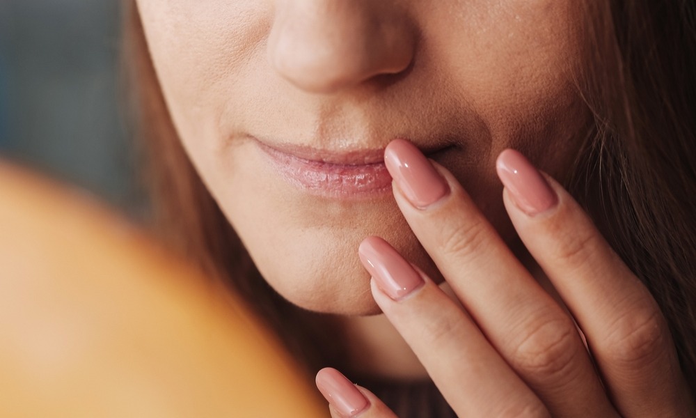 Почему губы сохнут зимой: признаки обезвоживания и первые шаги к восстановлению