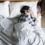 Зимовий чи всесезонний комплект ковдра і подушка: який варіант обрати для дому